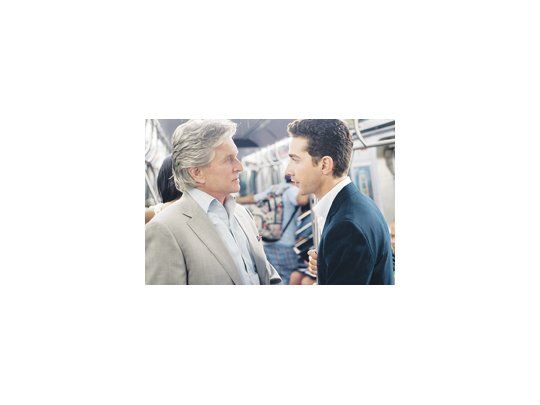 Michael Douglas (en la foto junto a Shia LaBouf, el yerno de Gekko en la ficción) y otros buenos actores como Frank Langella aportan algún atractivo a un guión poco interesante, que por momentos parece de novela mexicana.