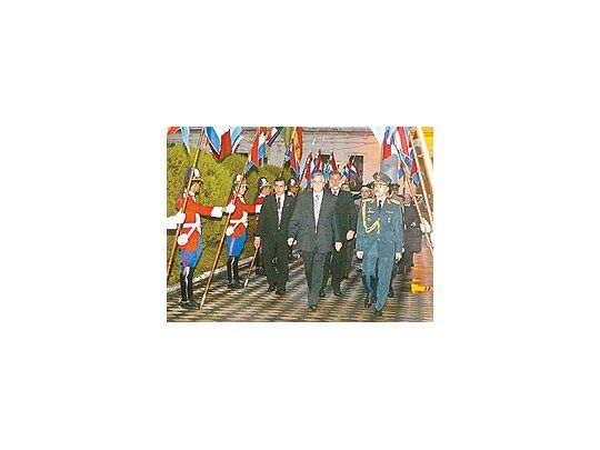 El presidenteNéstorKirchner y elcancillerRafael Bielsallegan alPalacio deGobierno deAsunciónpara reunirsecon elmandatariode ese país,NicanorDuarteFrutos.