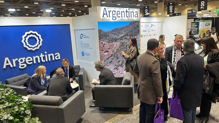 Delegación mendocina, santacruceña y salteña en plena actividad en PDAC con empresarios argentinos y extrnajeros en el stand de Argentina de las provincias. Delegación mendocina, santacruceña y salteña en plena actividad en PDAC con empresarios argentinos y extrnajeros en el stand de Argentina de las provincias.