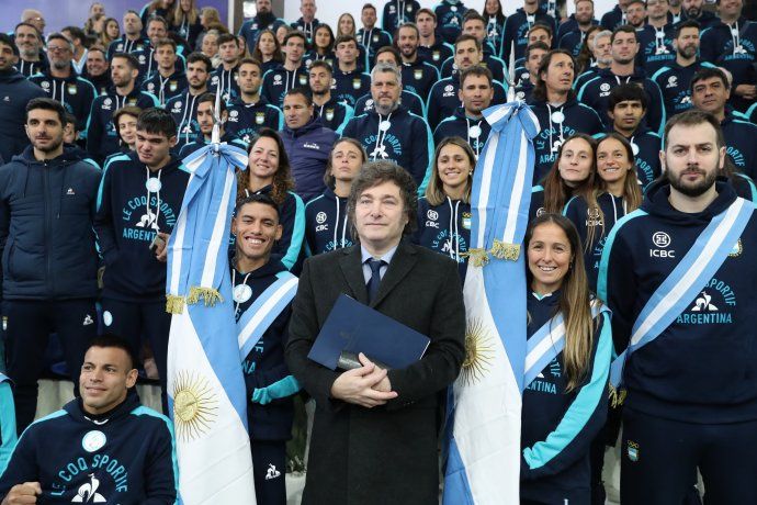 El presidente Javier Milei junto a los abanderados de la delegación argentina antes de partir hacia París.