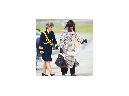 El miércoles, en Mar del Plata, Cristina lució un tapado que parecía un par de talles más grande que lo aconsejado.