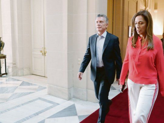 CAMPAÑA. Mauricio Macri llegó ayer a La Plata para participar de la reunión de Gabinete ampliado y reconoció que la provincia no recibió la ayuda financiera suficiente, pese a la modificación del Fondo del Conurbano.