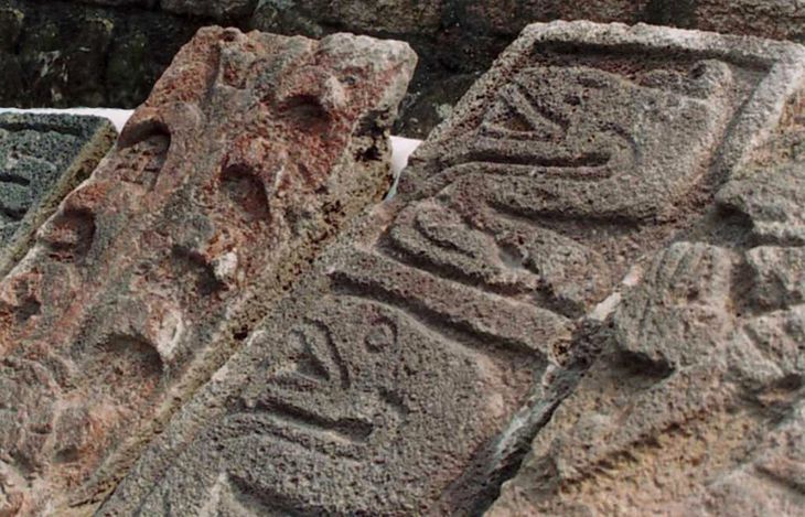 En el 2005 se encuentran 14 lápidas prehispánicas en el Templo Mayor, que datan del reinado de Moctezuma I. En el 2005 se encuentran 14 lápidas prehispánicas en el Templo Mayor, que datan del reinado de Moctezuma I.