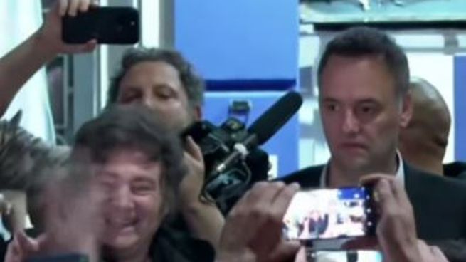 Javier Milei encabezó acto en Villa Lugano junto a Manuel Adorni.