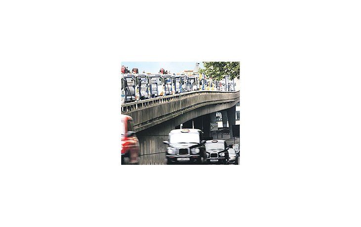 Cientos de camiones colapsaron ayer Londres, en el marcode una protesta contra el encarecimiento de los combustibles.Situaciones similares se viven en otros países europeosy asiáticos.