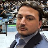 Agustín Romo fue desplazado de la conducción del bloque bonaerense de diputados de LLA. Agustín Romo fue desplazado de la conducción del bloque bonaerense de diputados de LLA.