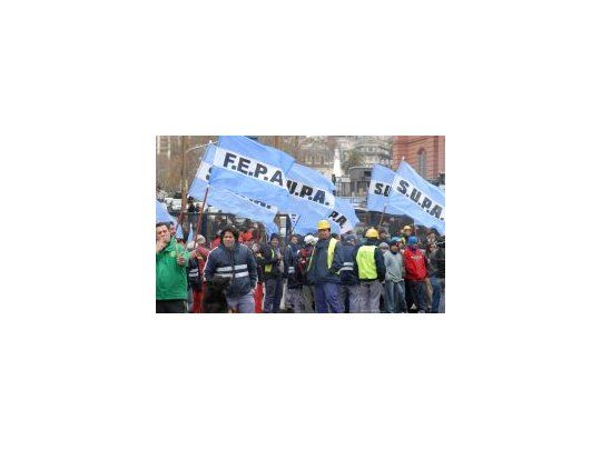 Por conflicto gremial, se complica más la exportación de granos en puertos del Gran Rosario