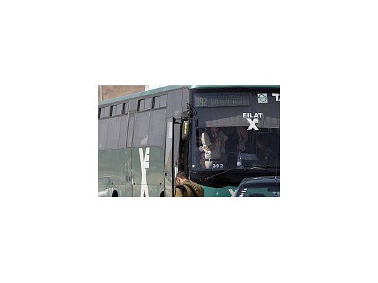 El colectivo fue atacado por varias personas con armas de fuego.