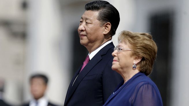 La alta comisionada de la ONU para los Derechos Humanos, Michelle Bachelet, y el presidente de China, Xi Jinping.