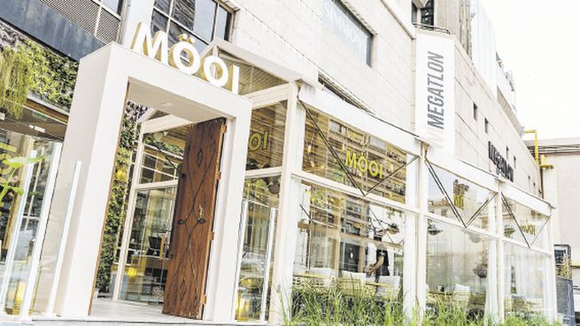 estreno. El restaurante Möoi abrió en Alto Palermo un espacio para 250 comensales, con terraza sobre la calle Arenales.