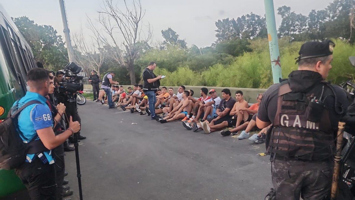 La Justicia indaga a los 30 barras de River detenidos por la batalla campal  desatada en el Monumental