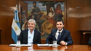 El gobernador Ignacio Torres y el ministro Luis Caputo mantienen reuniones desde el 2024 para destrabar los fondos de coparticipación. El gobernador Ignacio Torres y el ministro Luis Caputo mantienen reuniones desde el 2024 para destrabar los fondos de coparticipación.