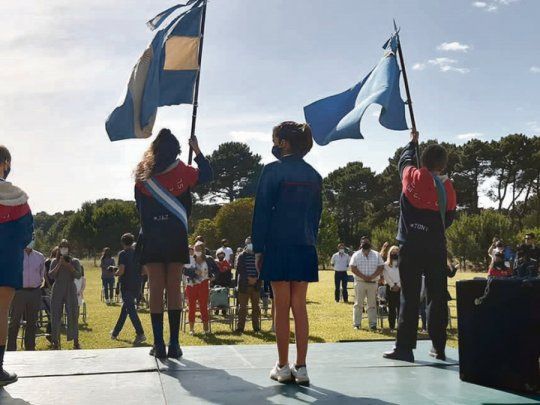 Graduación. Al aire libre y con protocolos, los alumnos despidieron el año.