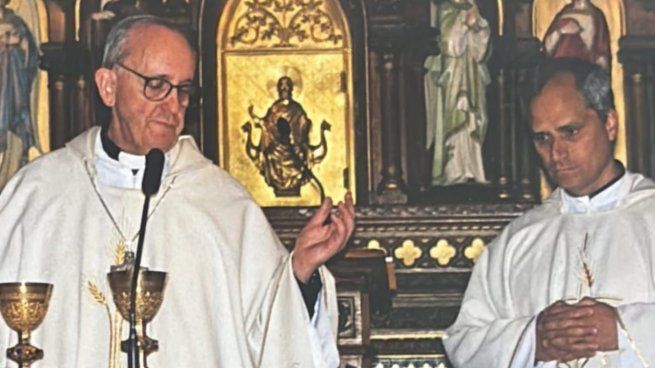 La foto de de Bergoglio y León XIV data del año 2004.