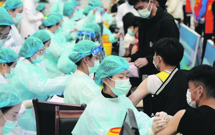 A TODO RITMO. Personal sanitario chino, en plena vacunación en una universidad de Qingdao, provincia de Shandong. Preocupa a las autoridades de Pekín la escasa eficacia de algunos productos.