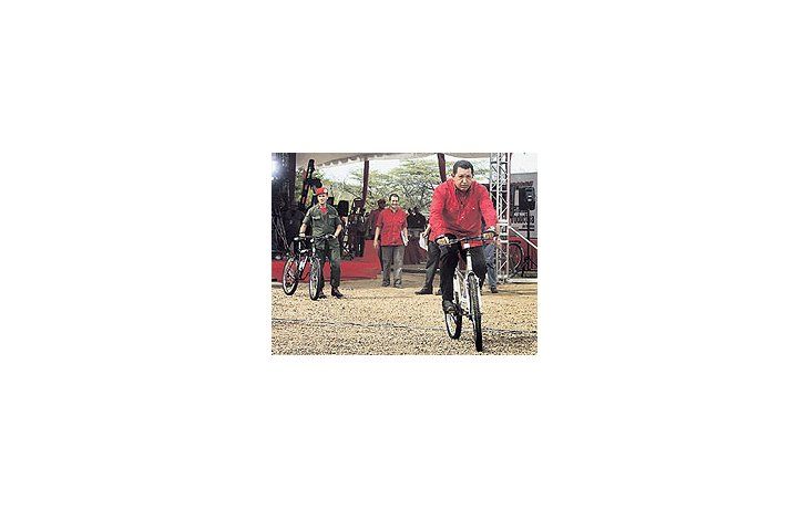 Hugo Chávez le ofreció ayer a George Bush las nuevas bicicletas hechas en Venezuela con tecnología iraní. «Tremenda bicicleta atómica. ¿Tendrá frenos?», ironizó durante su programa dominical.