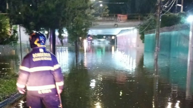 Bomberos cierran la Picacho-Ajusco por inundaciones.