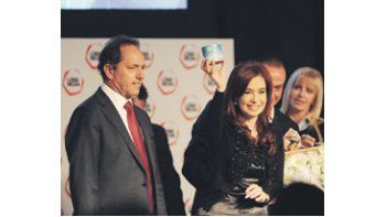 ámbito.com | Cristina de Kirchner se mostró ayer junto a Daniel Scioli en un acto en la provincia de Buenos Aires, único distrito de los «grandes» donde la proyección electoral es claramente favorable.