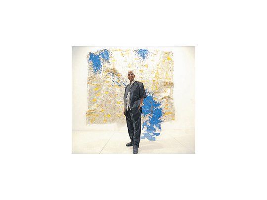 El Anatsui, artista africano de portentosa imaginación, que hoy, a los 70 años, es un consagrado en bienales, ferias y museos.