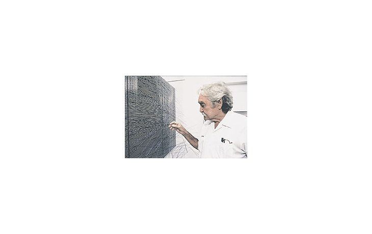 ámbito.com | La muestrade JesúsRafael Soto(arriba en suestudio deParís en1999). reúneveintisieteobras de unartista que seconsagró a lainvestigacióndelmovimiento yla luz comomodo deromper conreglasestablecidas.