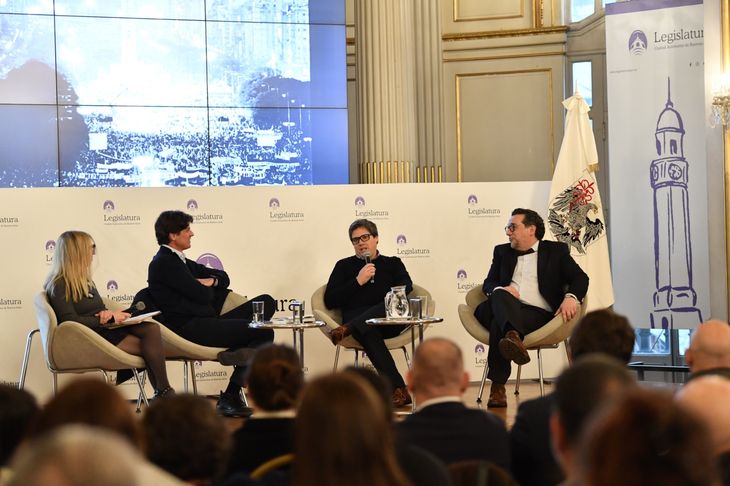 Martín Lousteau e Ingrid Beck con los autores del libro, Matías Méndez y Rodrigo Estevez Andrade. Martín Lousteau e Ingrid Beck con los autores del libro, Matías Méndez y Rodrigo Estevez Andrade.