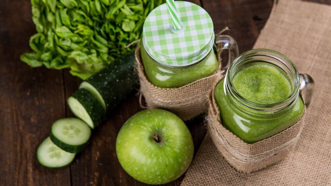 Jugo verde que limpia en silencio y te libera del hígado graso: la mezcla casera que muchos ignoran