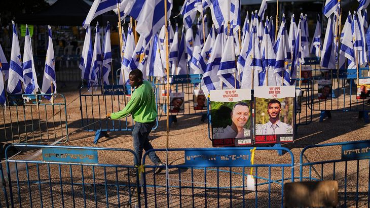 Los otros dos cuerpos, que Hamas asegura corresponden a Yossi Sharabi y Daniel Peretz, aún no han sido verificados por las autoridades israelíes. Los otros dos cuerpos, que Hamas asegura corresponden a Yossi Sharabi y Daniel Peretz, aún no han sido verificados por las autoridades israelíes.