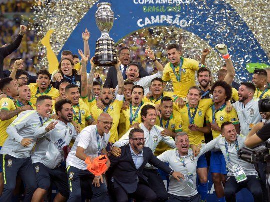 Brasil ganó la Copa América por novena vez y levantó el trofeo en su casa.