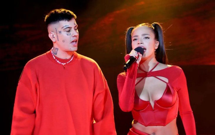 La pareja en un escenario: Duki y Mernes. Emilia ahora mezclará los escenarios, el glamour y la fama con el Real Estate