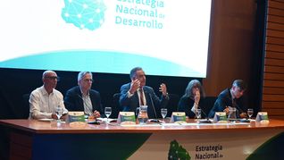 Yamandú Orsi presnetó la Estrategia Nacional de Desarrollo. Yamandú Orsi presnetó la Estrategia Nacional de Desarrollo.