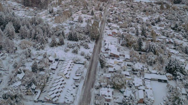 Bariloche afronta un temporal de nieve que afecta la circulación en la ciudad.