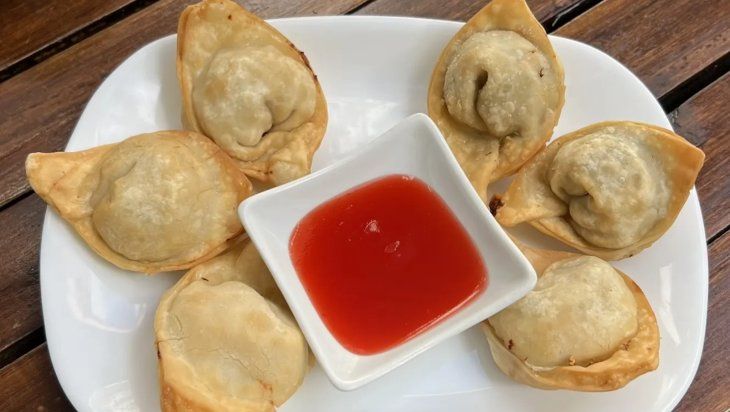 Su salsa picante se prepara con ají limo, queso crema, un poco de leche, maní, galletas y sal. Su salsa picante se prepara con ají limo, queso crema, un poco de leche, maní, galletas y sal.