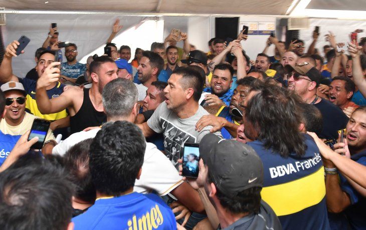 Juan Rom&aacute;n Riquelme vot&oacute; rodeado por una multitud que coreaba su nombre e insultaba al presidente Daniel Angelici.