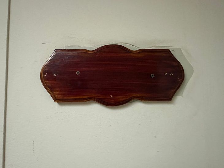 Personal de Seguridad retiró la placa de López. Personal de Seguridad retiró la placa de López.