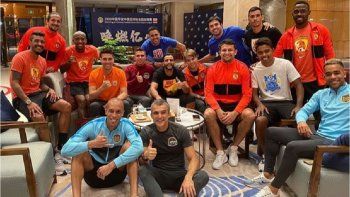 futbolistas de la liga china salen de su burbuja tras 70 dias de confinamiento