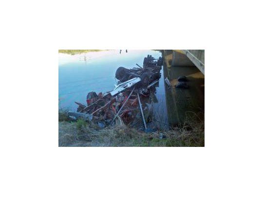 El vehículo rompió la valla de contención y se precipitó al agua