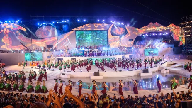El Acto Central de la Fiesta Nacional de la Vendimia es uno de los espectáculos a cielo abierto más importantes del país y convoca cada año a miles de personas.