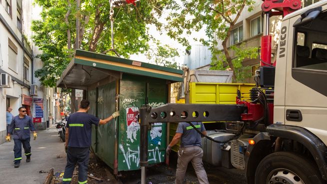 El Gobierno de la Ciudad retiró 115 puestos de diarios y de flores.