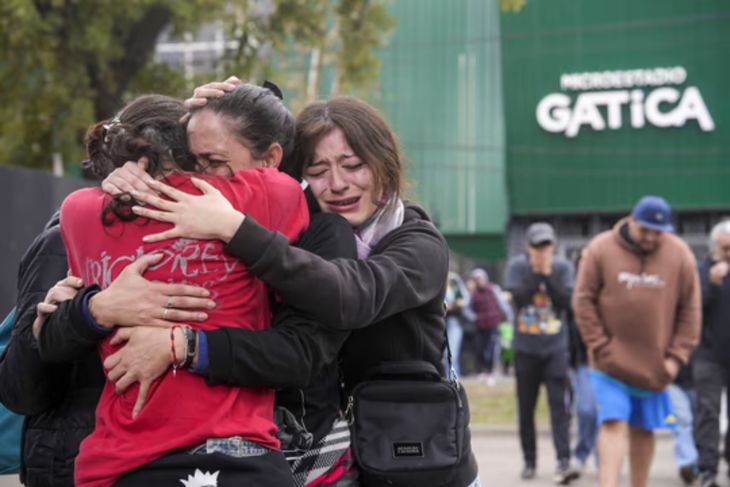 Entre la multitud, los fanáticos recordaban el enorme impacto que la obra del Indio Solari marcó en sus historias personales. Entre la multitud, los fanáticos recordaban el enorme impacto que la obra del Indio Solari marcó en sus historias personales.