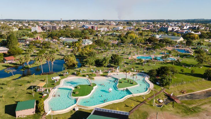 Vista aérea del complejo termal de Federación, uno de los polos turísticos más consolidados del norte entrerriano, con parques acuáticos, piscinas de distintas temperaturas y una fuerte afluencia de visitantes durante el verano Vista aérea del complejo termal de Federación, uno de los polos turísticos más consolidados del norte entrerriano, con parques acuáticos, piscinas de distintas temperaturas y una fuerte afluencia de visitantes durante el verano