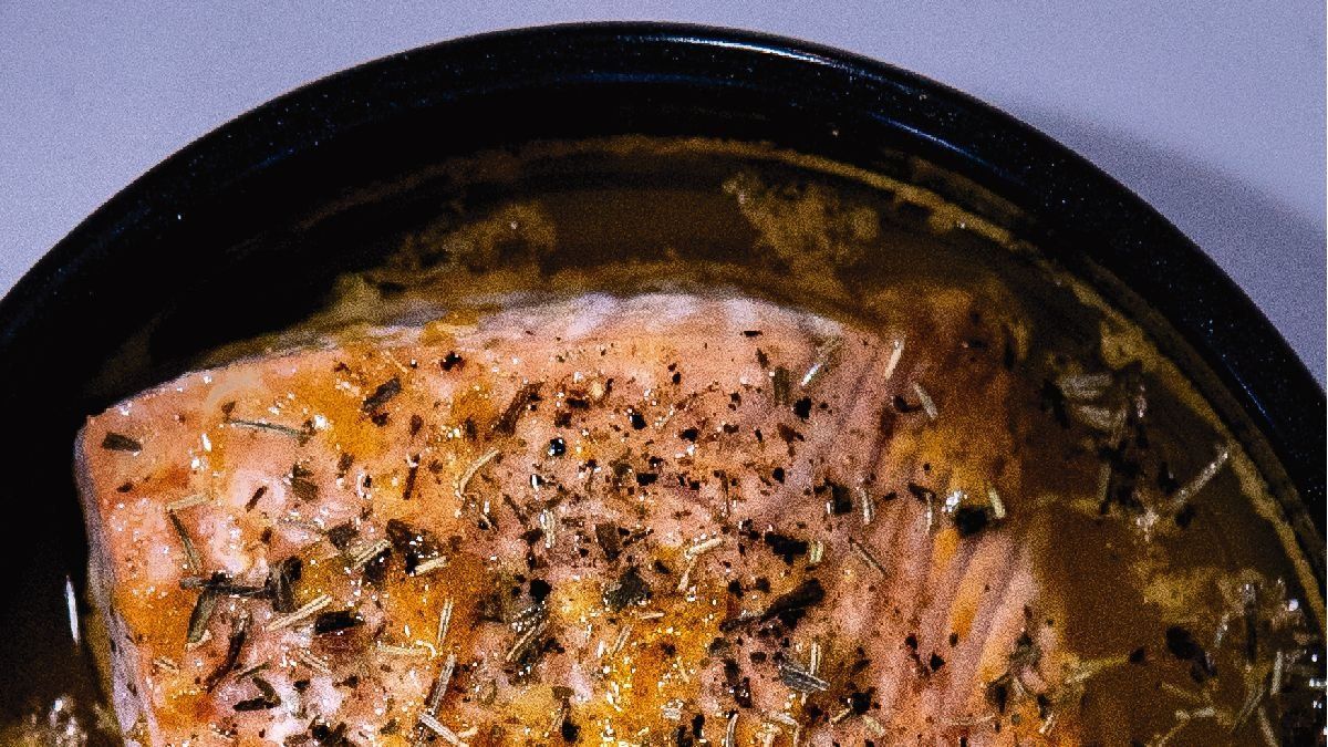 Receta de salmón en manteca de hierbas y cítricos