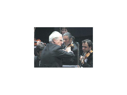 Juan Pablo Izquierdo brindó, con la Orquesta de Cámara de Chile y Horacio Lavandera como solista, notables versiones de Beethoven.