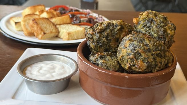 El tapeo es el alma del lugar, con tortillas en distintas versiones, las infaltables papas bravas, los chipirones al vino blanco y el inconfundible jamón ibérico que se sirve en finas láminas.