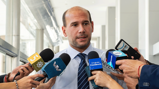 El candidato blanco propuso la instalación de tótems en las paradas de ómnibus. 