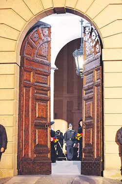 La Guardia Suiza cerró la puerta de la residencia papal en Castel Gandolfo a las 19. A las 20, el papa emérito pasó a ser custodiado por la gendarmería vaticana.