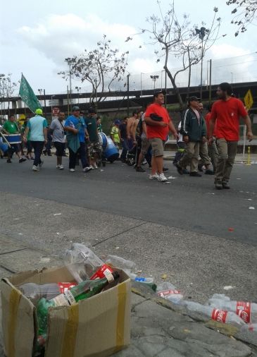 Clásico de acto moyanista: basura y caos de tránsito (foto 3)