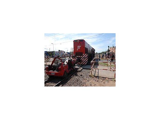 Tren embistió auto en Los Polvorines: seis muertos