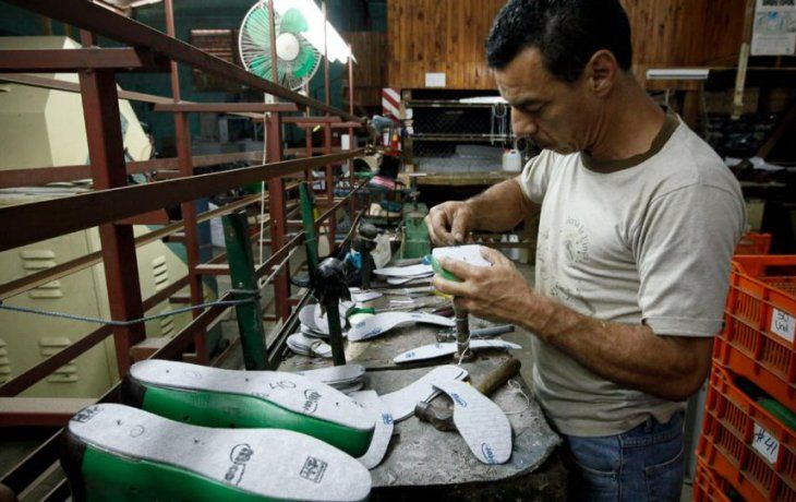 El combo de apertura con retraso del dólar y suba de tasas pŕesiona a las industrias. El combo de apertura con retraso del dólar y suba de tasas pŕesiona a las industrias.