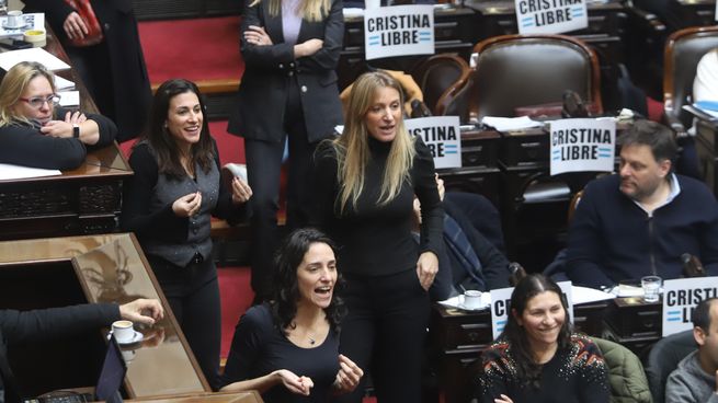 Diputadas de Unión por la Patria cruzaron a José Luis Espert.