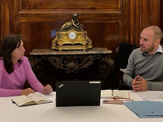 La directora adjunta del FMI, Julie Kozack, junto al ministro de Economía, Martín Guzmán, durante una reunión en Argentina.&nbsp;